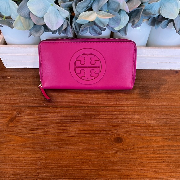 NWT Tory Burch Charlie Zip Continental Wallet in Party Fuchsia - Picture 2 of 9